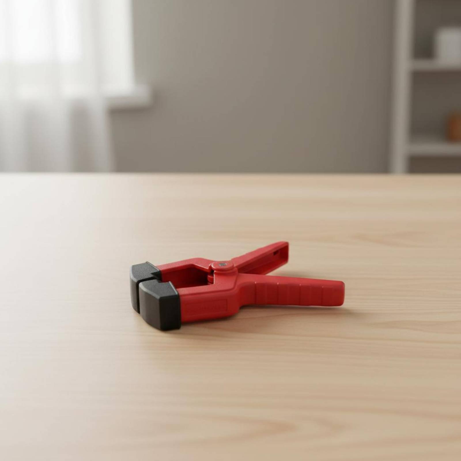 مشبك مثلثي الشكل باللون الأحمر - مراجعة Tools For Woodworking Workshop وسعره